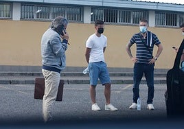 Dos de los jóvenes portugueses en septiembre de 2021, con su abogado defensor, a su salida de prisión tras permanecer dos meses en el centro penitenciario de Asturias.