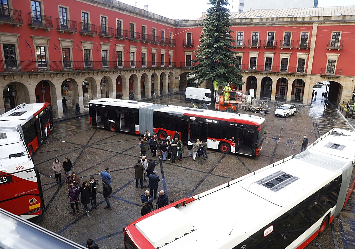 En noviembre llegaron a EMTUSA tres nuevos autobuses híbridos articulados.