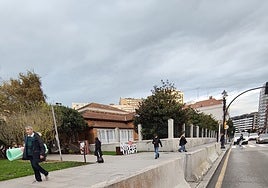 Barreras instaladas en la avenida de la Costa.