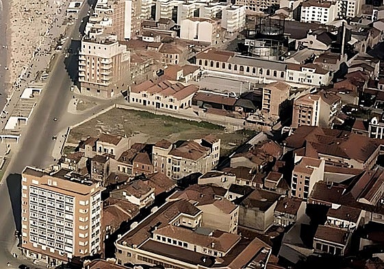 1969. Arranque de Emilio Tuya con el campo de fútbol Jovellanos, el Grupo Covadonga, la Fábrica del Gas y la ciudadela de El Corralón enfrente.