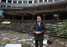 Manuel Cifuentes, delante de Maternidad.