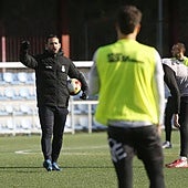 Dani Vidal da indicaciones durante un entrenamiento de esta semana en La Toba 2.