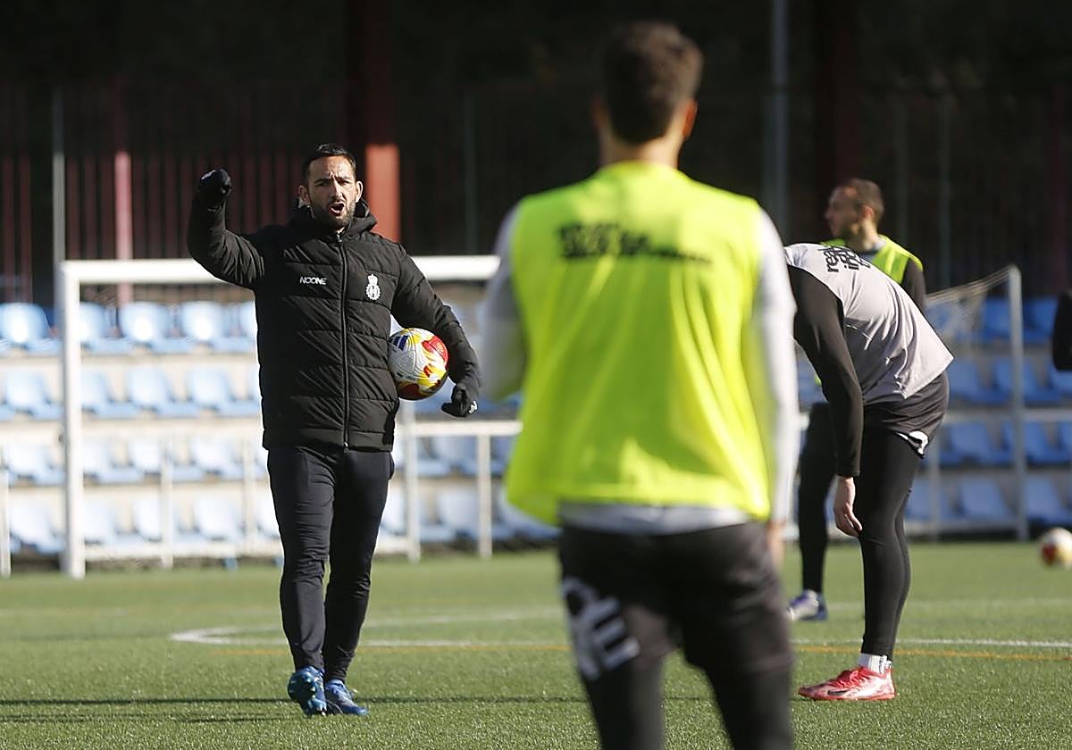 Dani Vidal da indicaciones durante un entrenamiento de esta semana en La Toba 2.