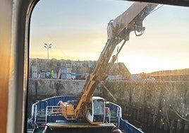 La draga la 'Nalona' participó en la extracción de los lodos.