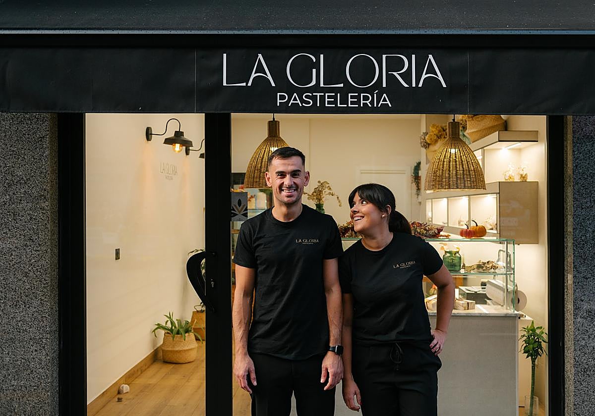 Los turoneses Adrián Álvarez y Bárbara Pereira, en la pastelería La Gloria.