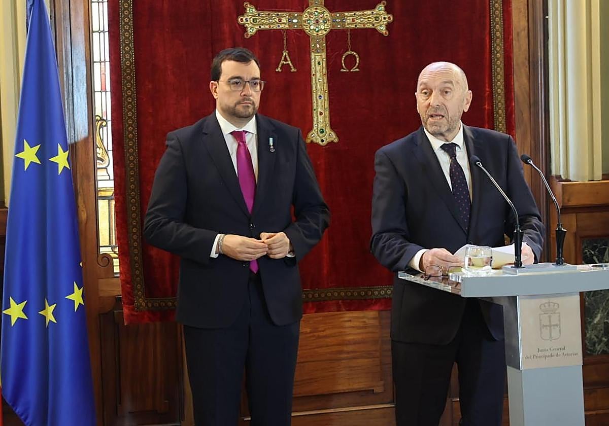 Adrián Barbón y Juan Cofiño en el acto del Día de la Constitución, en Oviedo.