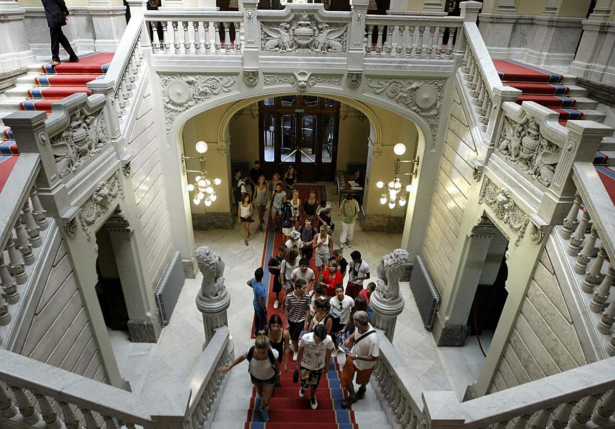Escalera de honor del Palacio de la Junta General del Principado de Asturias, durante unas jornadas de puertas abiertas.