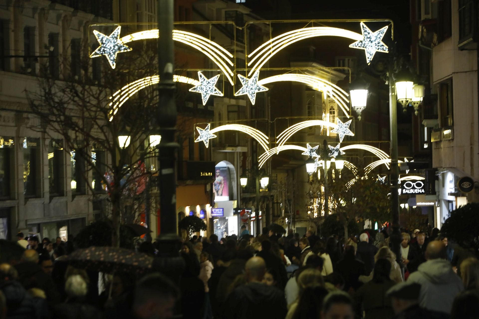 La Navidad ya está en Avilés con el encendido de sus luces y adornos