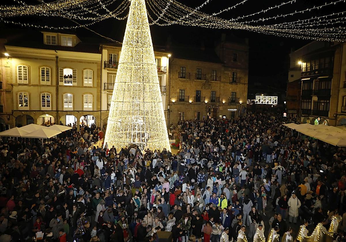 La Navidad ya está en Avilés con el encendido de sus luces y adornos