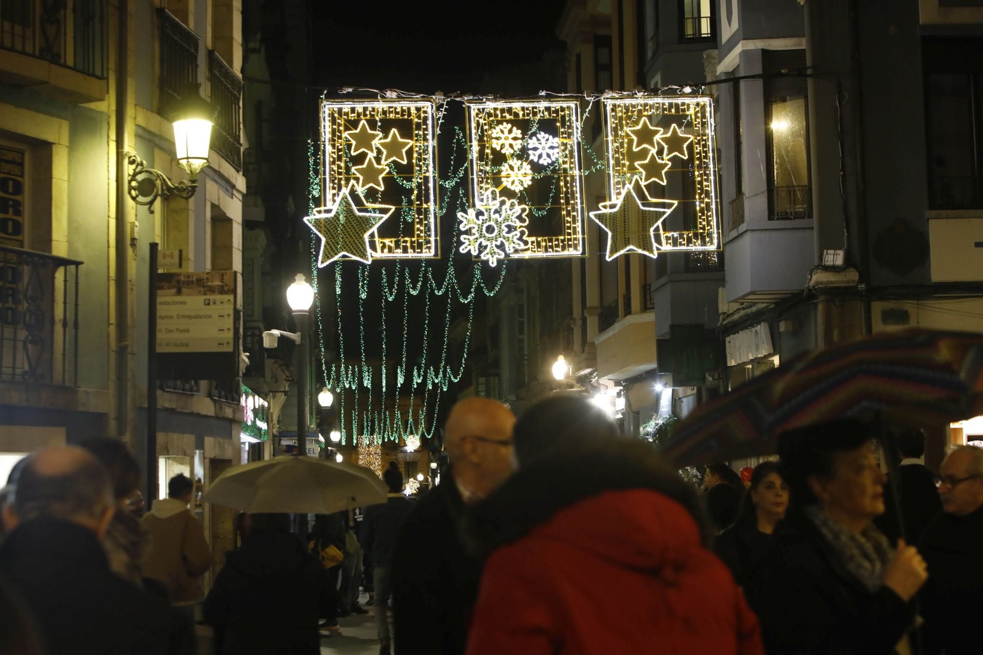La Navidad ya está en Avilés con el encendido de sus luces y adornos