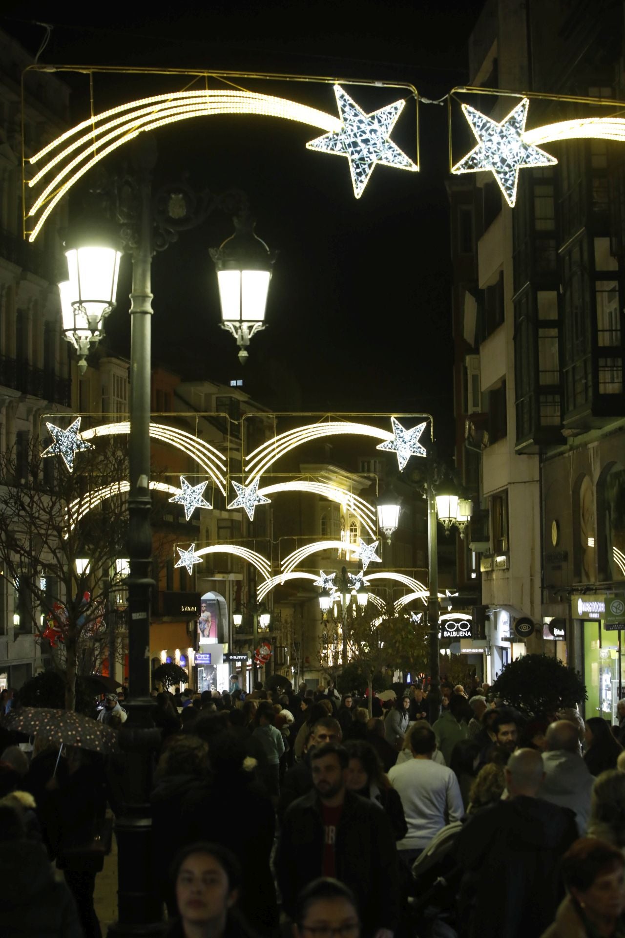 La Navidad ya está en Avilés con el encendido de sus luces y adornos