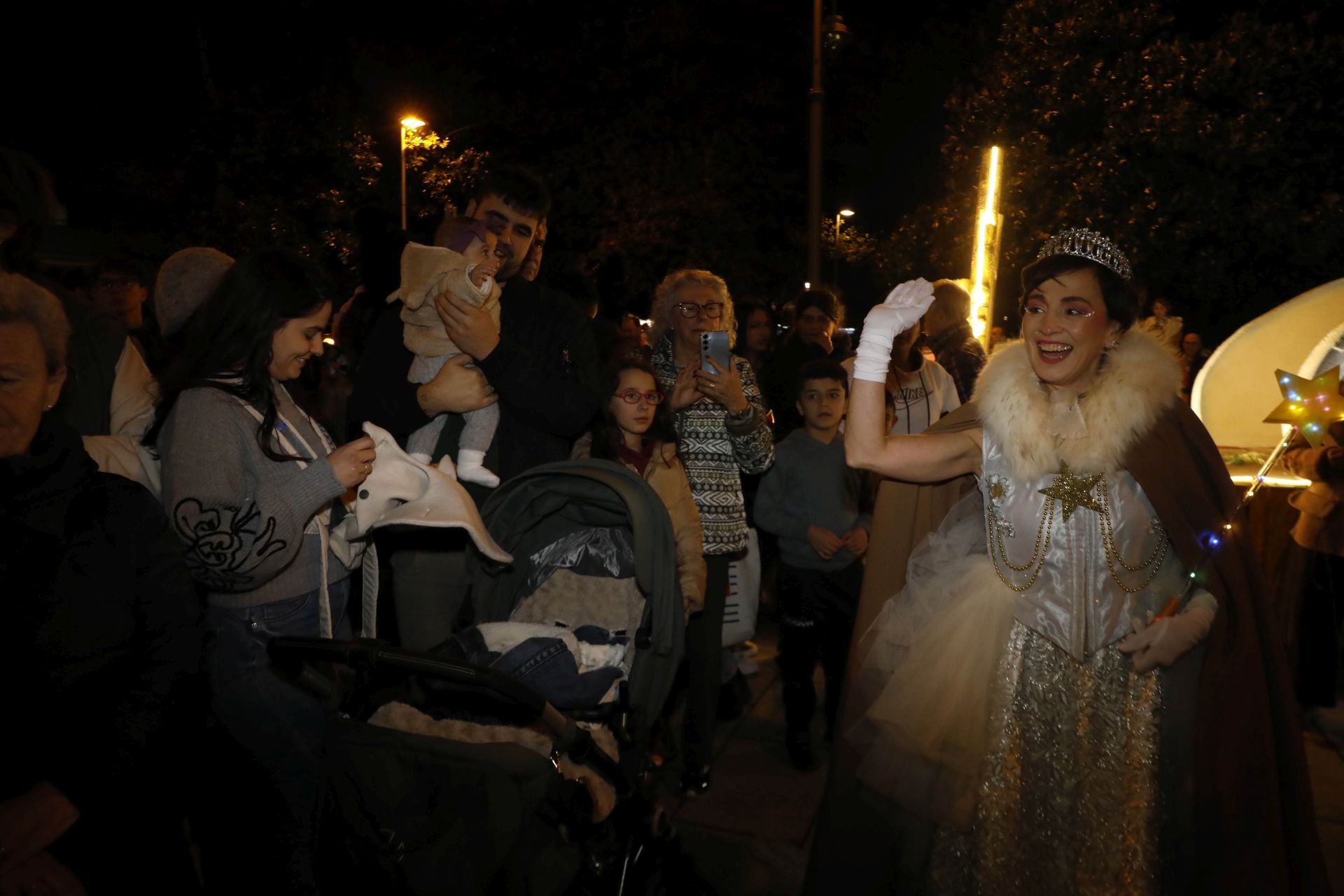 La Navidad ya está en Avilés con el encendido de sus luces y adornos