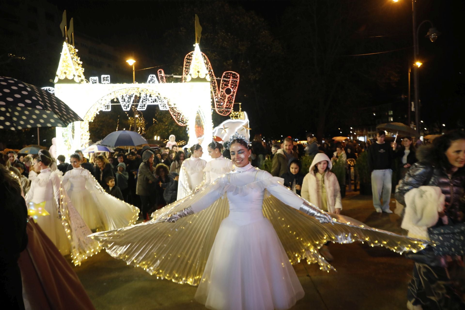 La Navidad ya está en Avilés con el encendido de sus luces y adornos