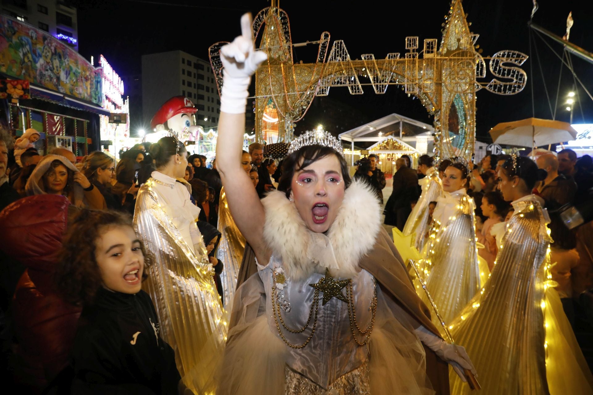 La Navidad ya está en Avilés con el encendido de sus luces y adornos