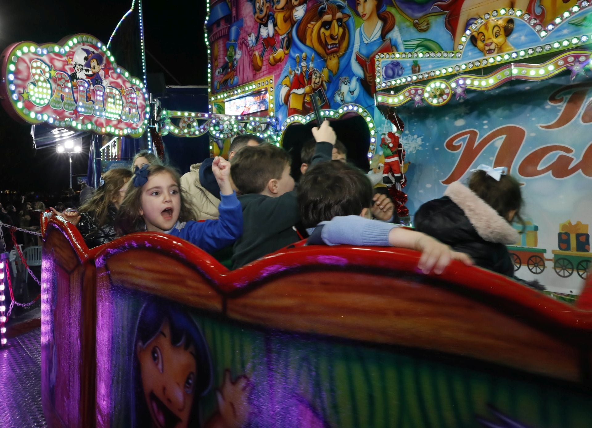 La Navidad ya está en Avilés con el encendido de sus luces y adornos