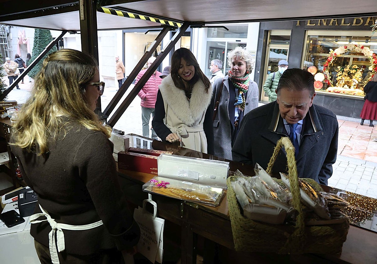 Imagen principal - El mercado navideño El Camino, en Oviedo, ofrece 400 productos artesanales de 60 monasterios
