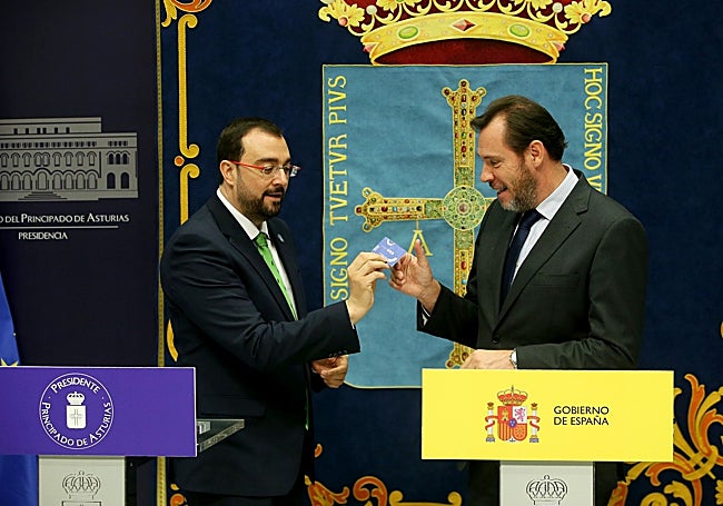 El ministro Óscar Puente y el presidente Adrián Barbón, en febrero de 2024.