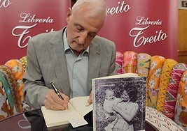 L'escritor cangués firmando la so obra na llibrería Treito de Llión.