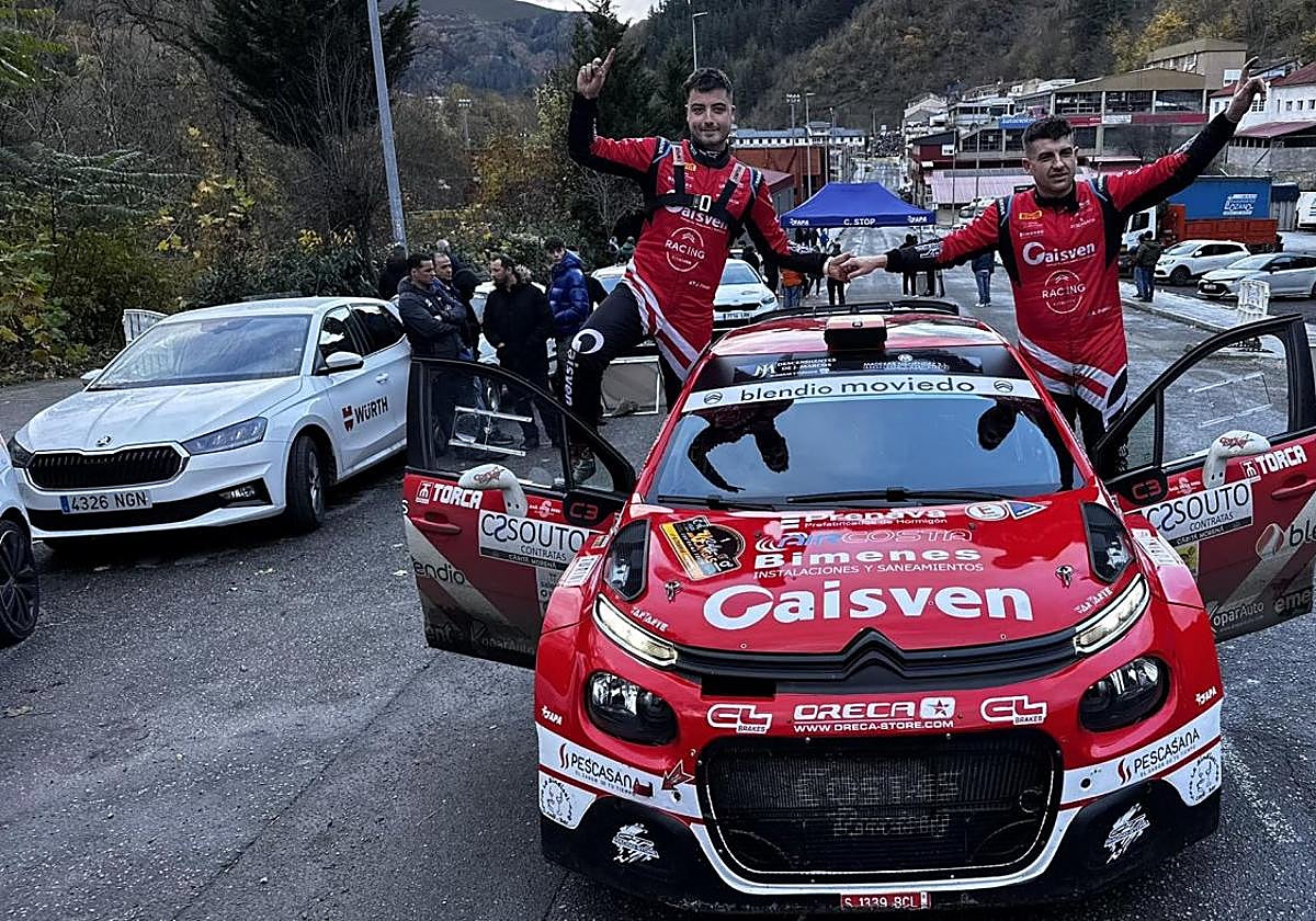 Alberto Ordóñez y Pablo Sánchez festejan sobre su Citroën C3 Rally2 el triunfo en Cangas del Narcea.