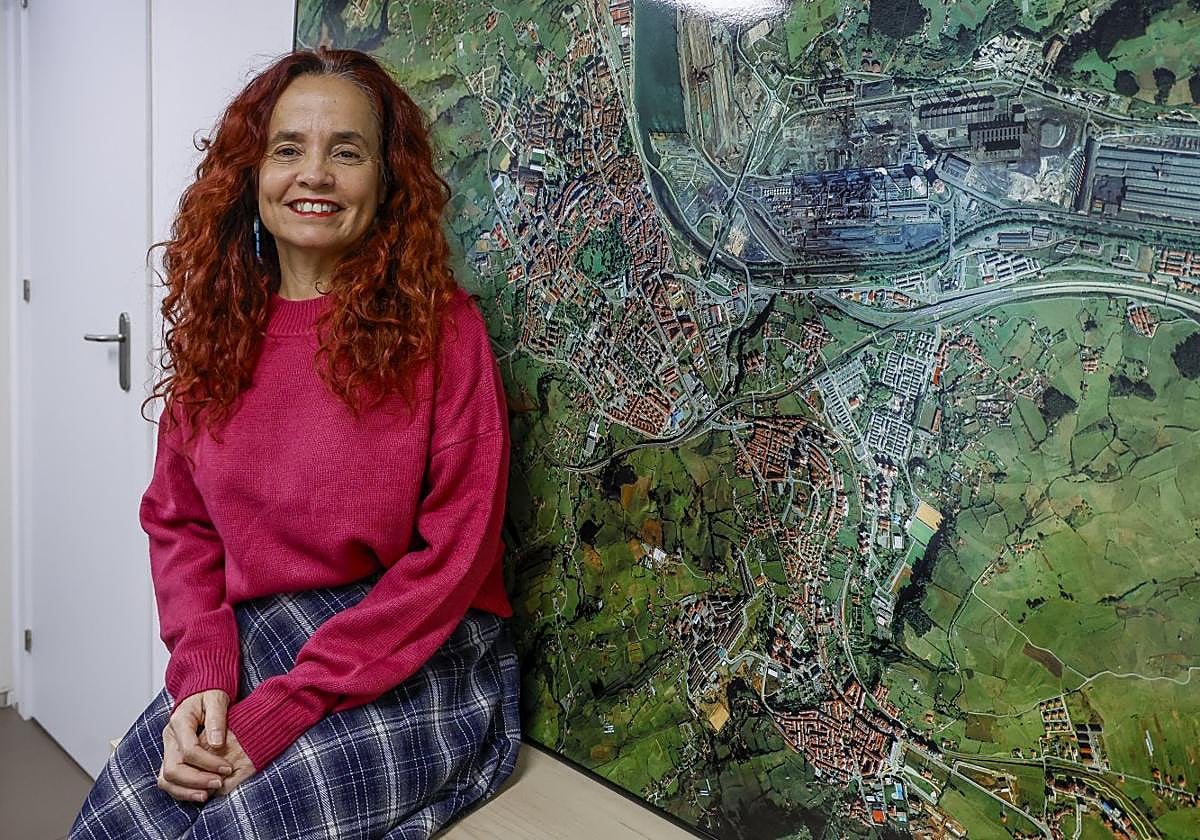 Ana Solís, ante una imagen área de Avilés en su despacho del Ayuntamiento.