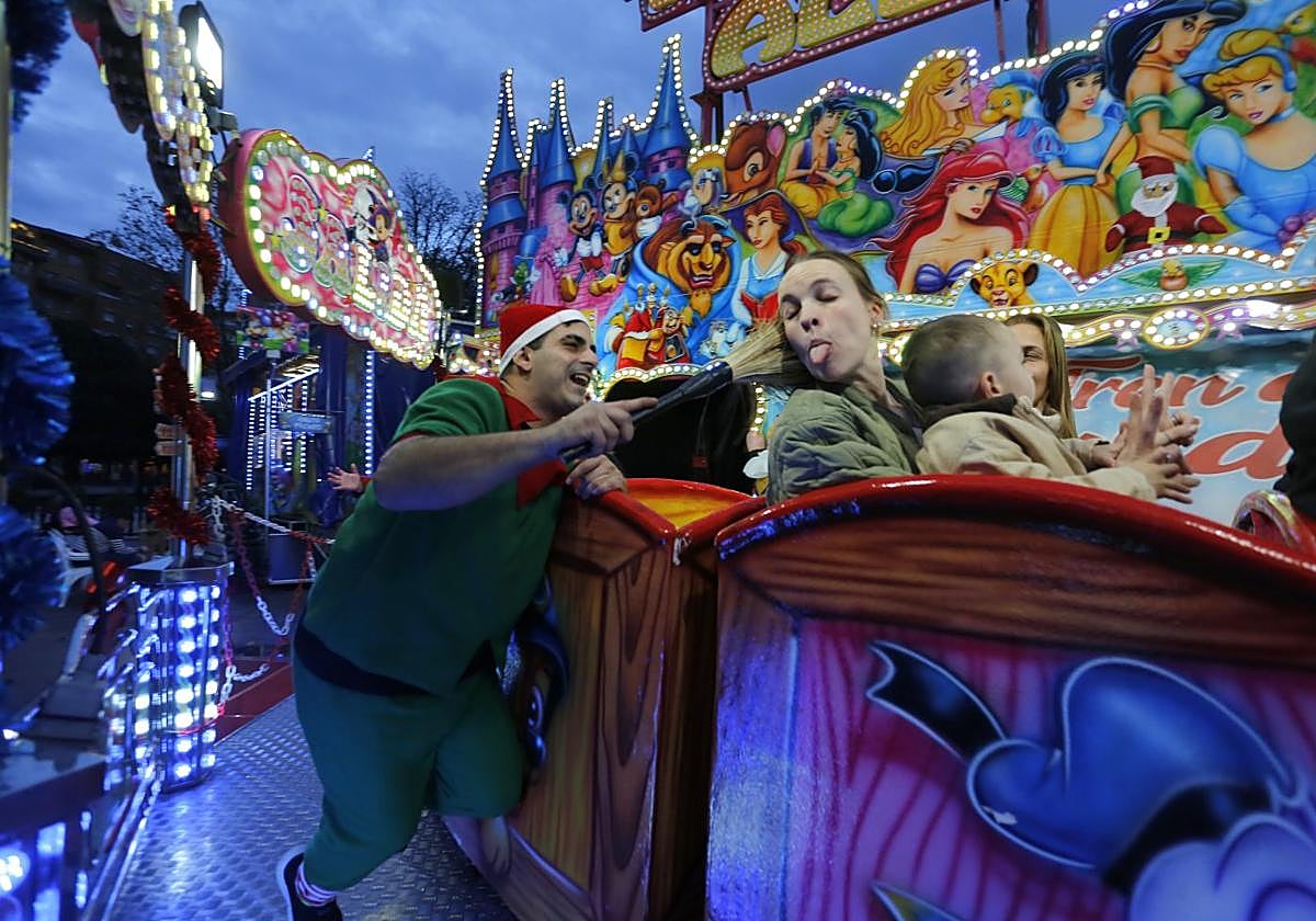 Un elfo persigue a los pasajeros del tren de la alegría en La Exposición.