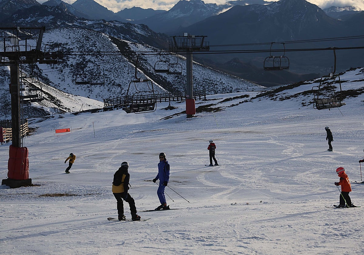 Esquiadores en al zona alta de Valgrande-Pajares