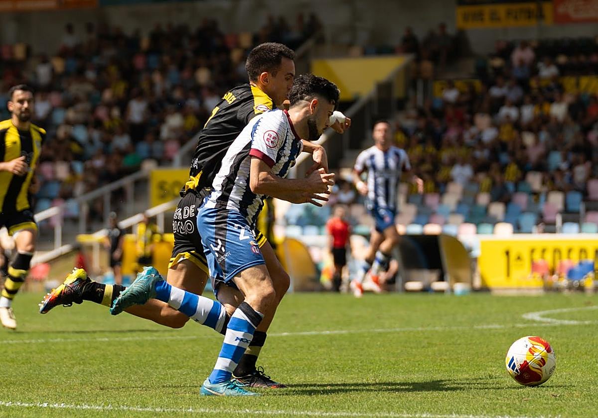 Isi Ros pugna por el balón con un jugador del Barakaldo en el amistoso de pretemporada disputado en Lasesarre.