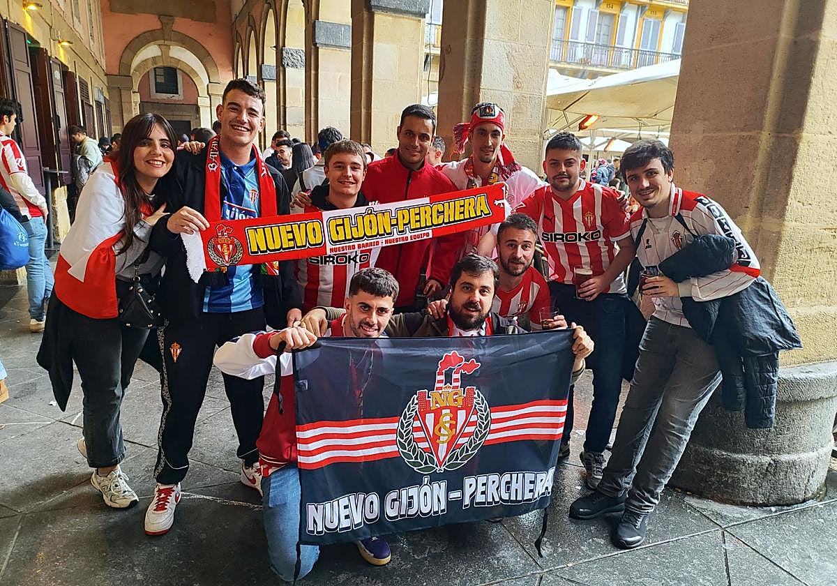 Integrantes de la Peña Nuevo Gijón-Perchera que se desplazaron hasta San Sebastián para animar al equipo.