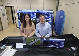 Claudia Fernández y Antonio Rayón, junto a los simuladores de conducción de Alsa.