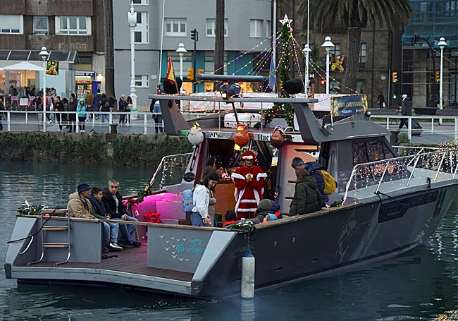 Uno de los viajes del Gijón Christmas Boat en el Muelle de Gijón.