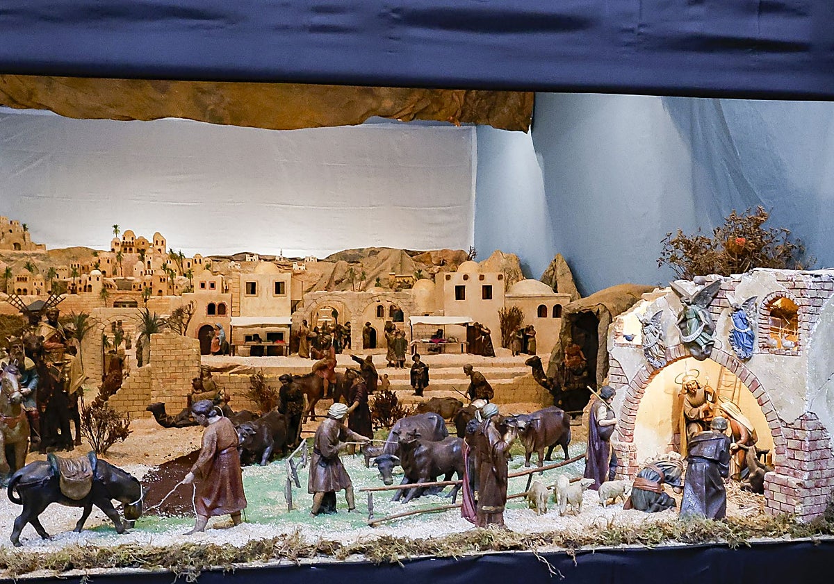Imagen principal - Belenes de la iglesia parroquial, el Museo de Semana Santa y las clarisas.