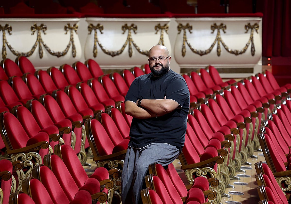 El tenor canario Celso Albelo, en el patio de butacas del Teatro Campoamor.