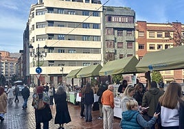 Ambiente en el mercadillo de la calle Gascona.