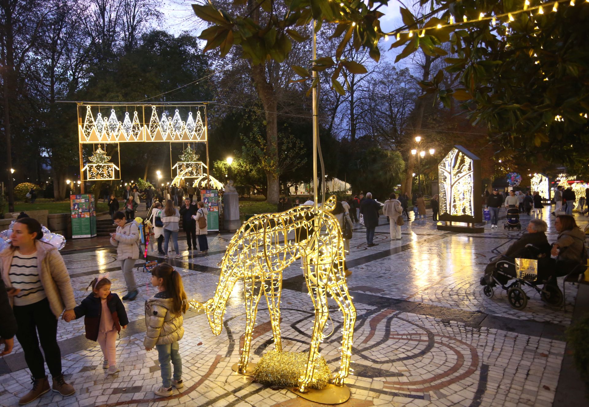 Luces, belenes, mercados y hasta pistas de patinaje: el puente de diciembre en Asturias lo tiene todo