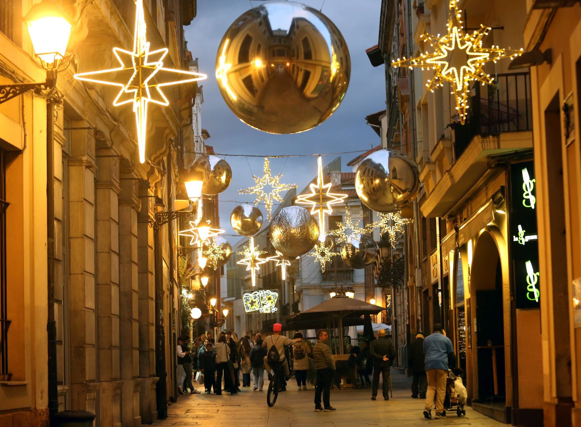 Luces, belenes, mercados y hasta pistas de patinaje: el puente de diciembre en Asturias lo tiene todo