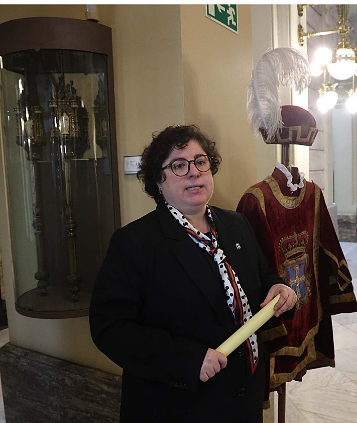 Imagen secundaria 2 - En la primera foto, el Adrián Barbón canario. En la segunda, los visitantes en la escalera imperial, mirando hacia las vidrieras. En la tercera, Elisa Martínez, junto al traje y las mazas de los maceros.