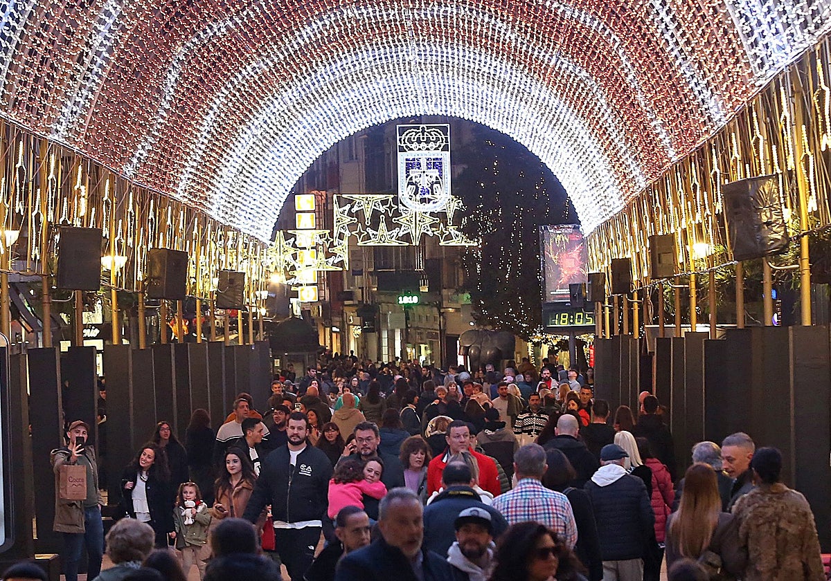 La calle Pelayo, llena de gente paseando bajo el arco de luz.
