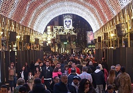 La calle Pelayo, llena de gente paseando bajo el arco de luz.