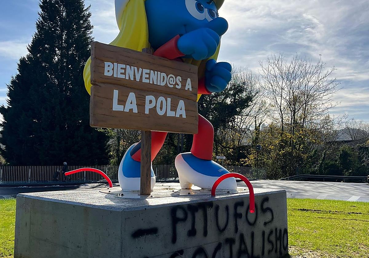 Pintadas en la figura de la 'Pitufina'.