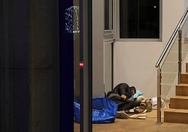 Un hombre durmiendo en el mismo cajero donde horas antes fue hallado fallecido otro 'sin techo'.