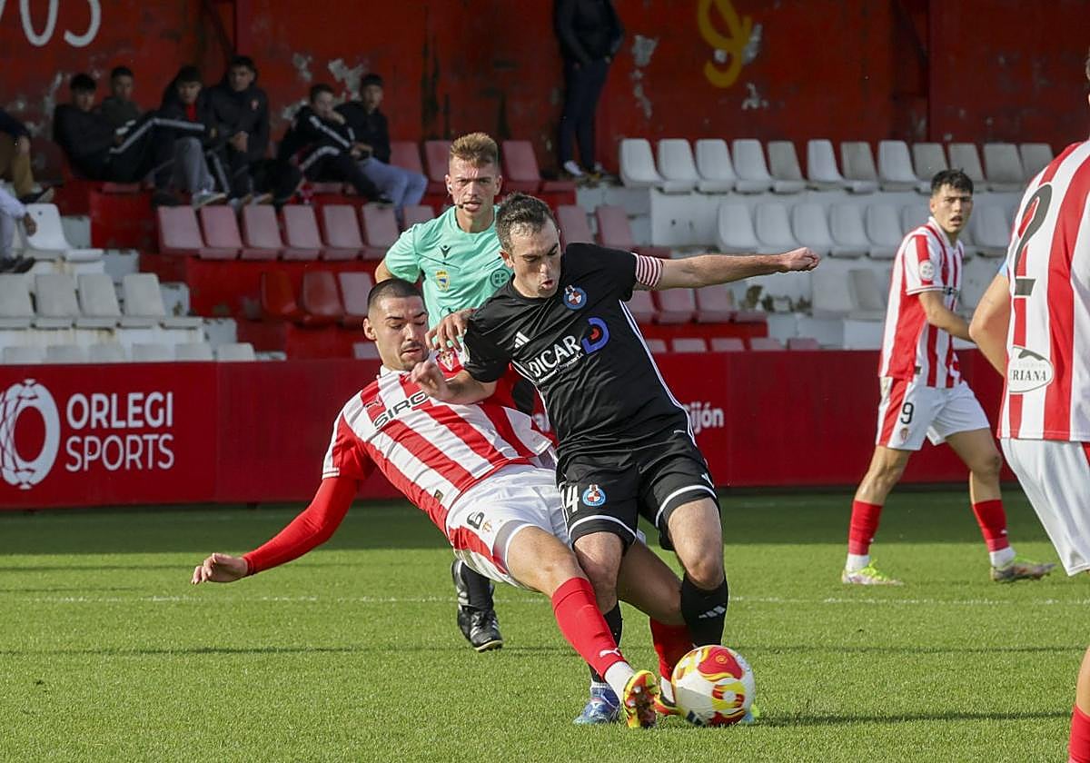 Aarón Quintana va al suelo para tratar de recuperar un balón a Viti.