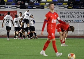 Los jugadores del Caudal celebran uno de los goles de Cárcaba.