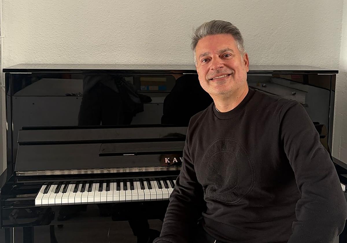 David Menéndez en la Escuela de Música de Piedras Blancas.