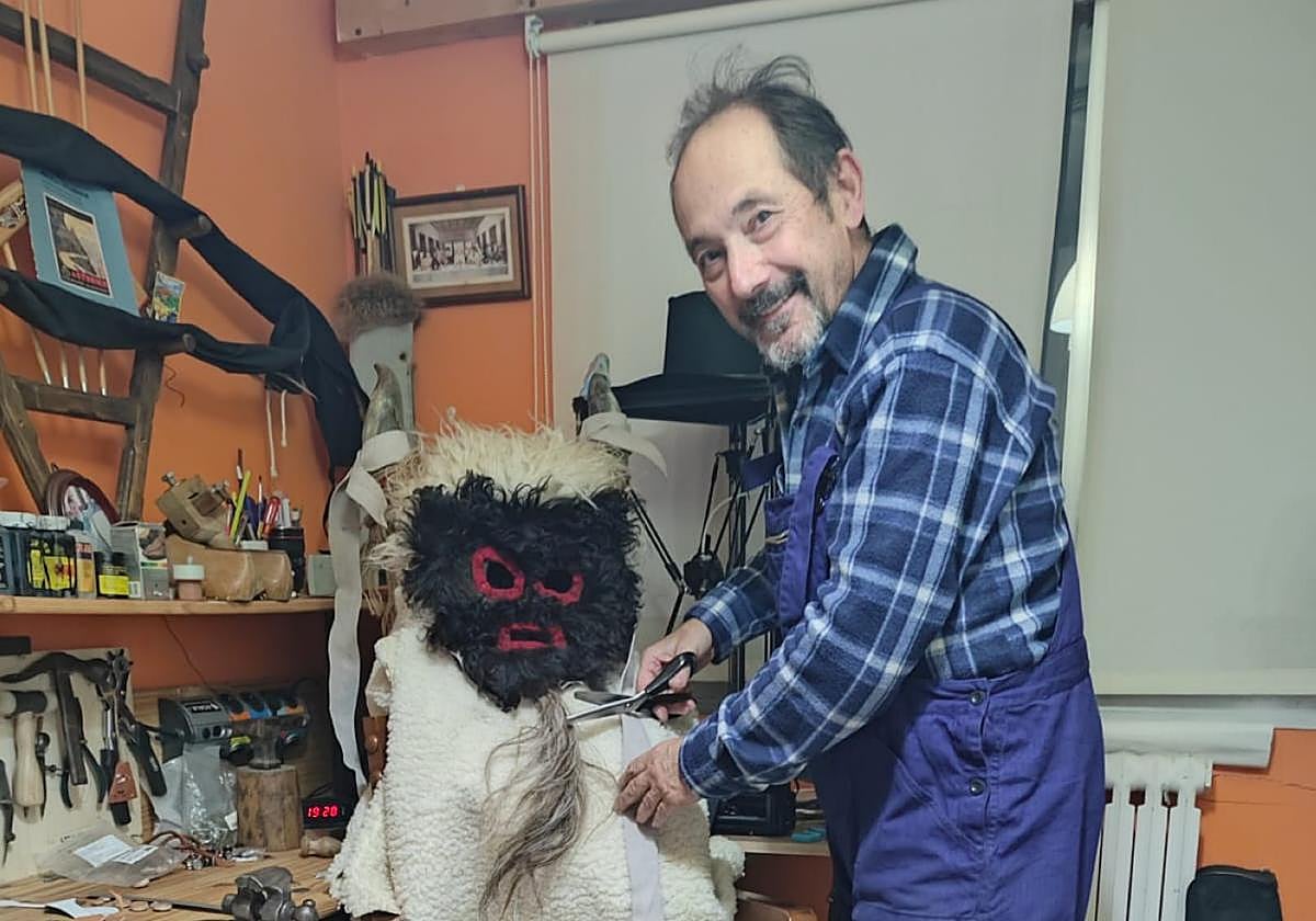 José Anotnio Vicario en su taller restaurando el traje de El Cornelu para estos días.