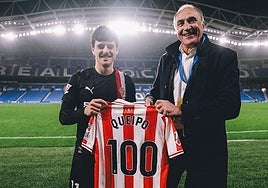 Dani Queipo, en Anoeta, tras el partido contra el 'Sanse', con Joaquín, quien le entregó una camiseta conmemorativa.