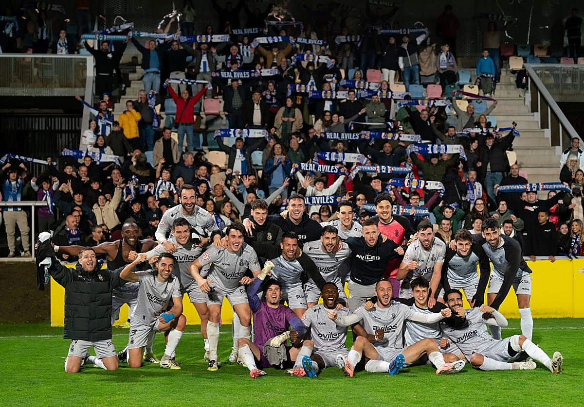 Los jugadores del Real Avilés celebran con la afición el triunfo en Lasesarre.