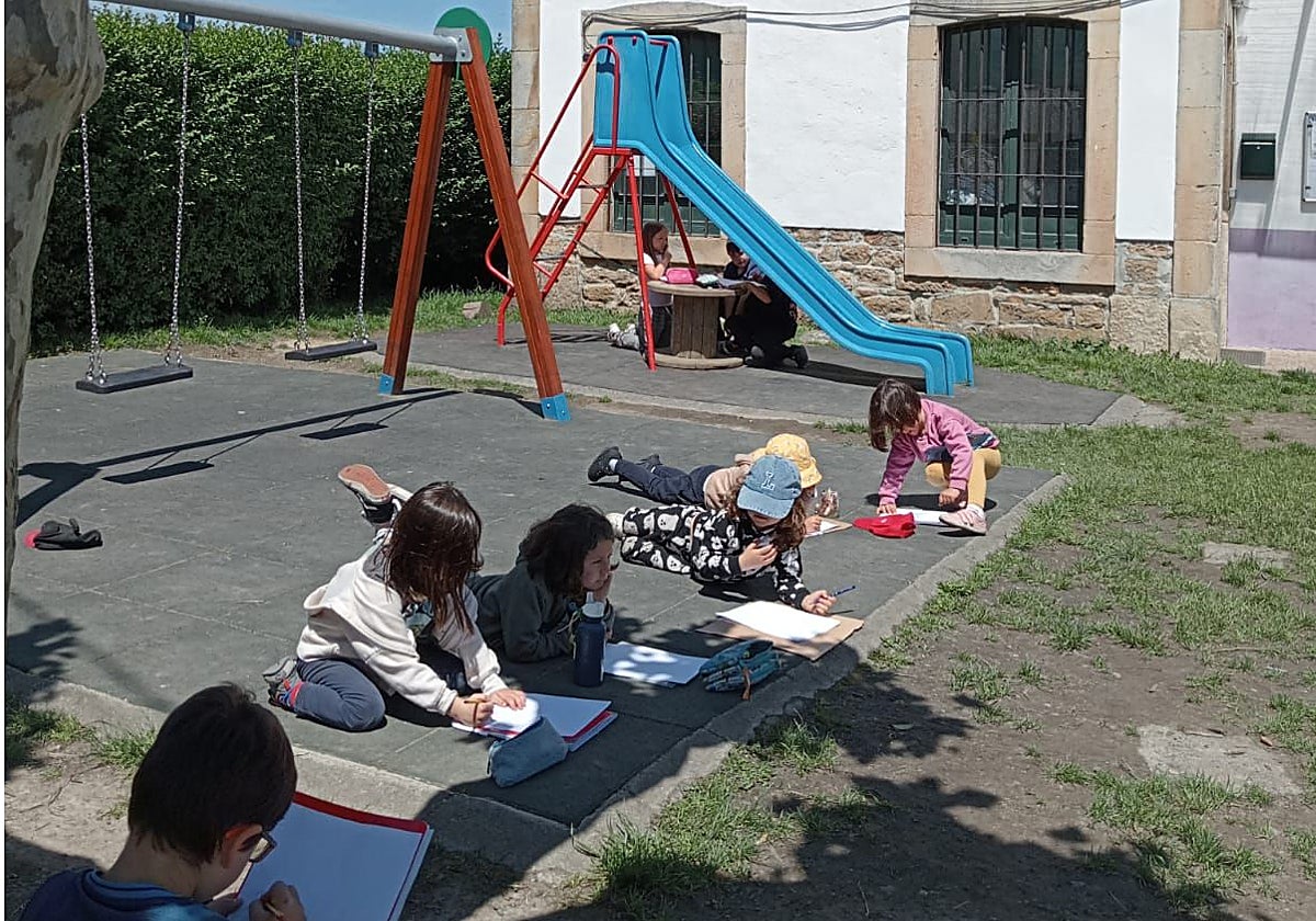Un grupo de alumnos del CRA Les Mariñes.