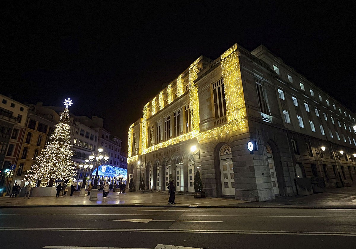 El Teatro Campoamor, con la fachada iluminada.