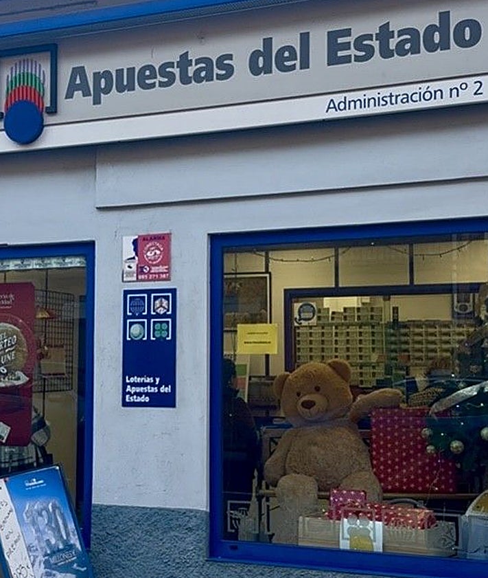 Imagen secundaria 2 - La lotera Lina Lana ha dejado su casa en Oviedo para trasladarse a Teverga y confía en «la suerte del principiante».