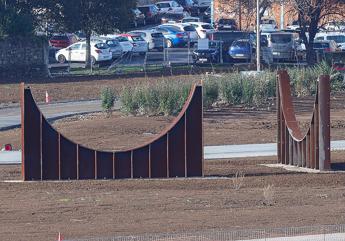 Dos cunas metálicas utilizadas en calderería decoran una de las islas.